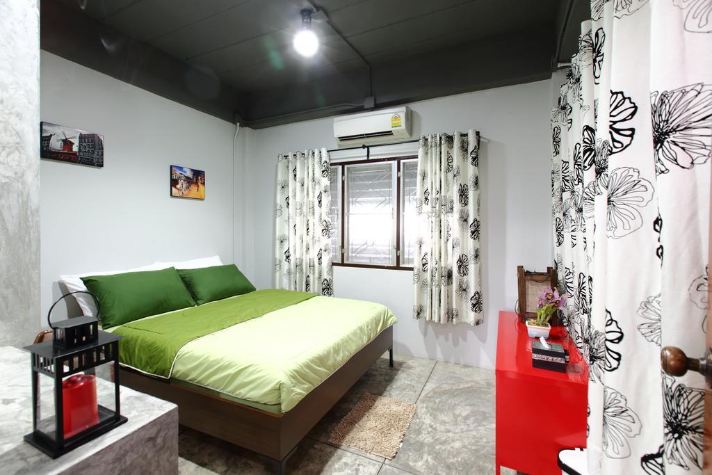 Mon Lodge & Yoga Donmueang Bangkok Szoba fotó