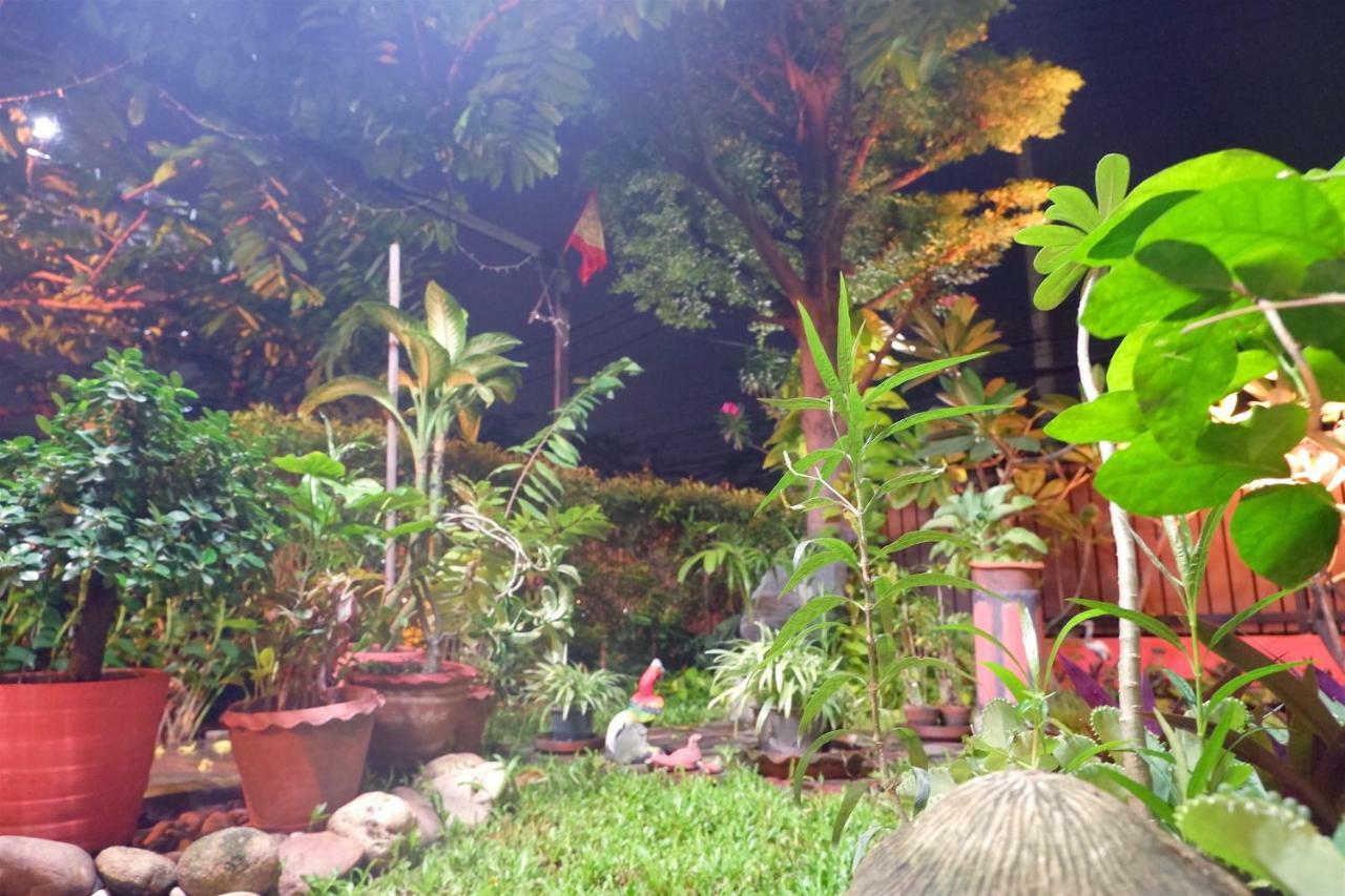 Mon Lodge & Yoga Donmueang Bangkok Kültér fotó